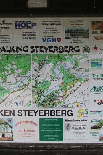 Nordic Walking Steyerberg Nordic-Walking-Infotafel mit Karte und Werbeanzeigen in der Nähe von Steyerberg im Grünen.