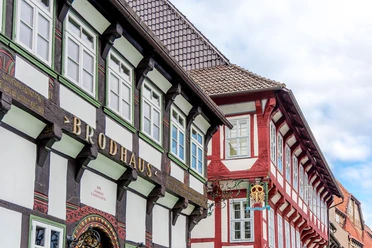 Brodhaus mit Zunftzeichen Das Brodhaus mit dem Zunftzeichen der Bäcker.