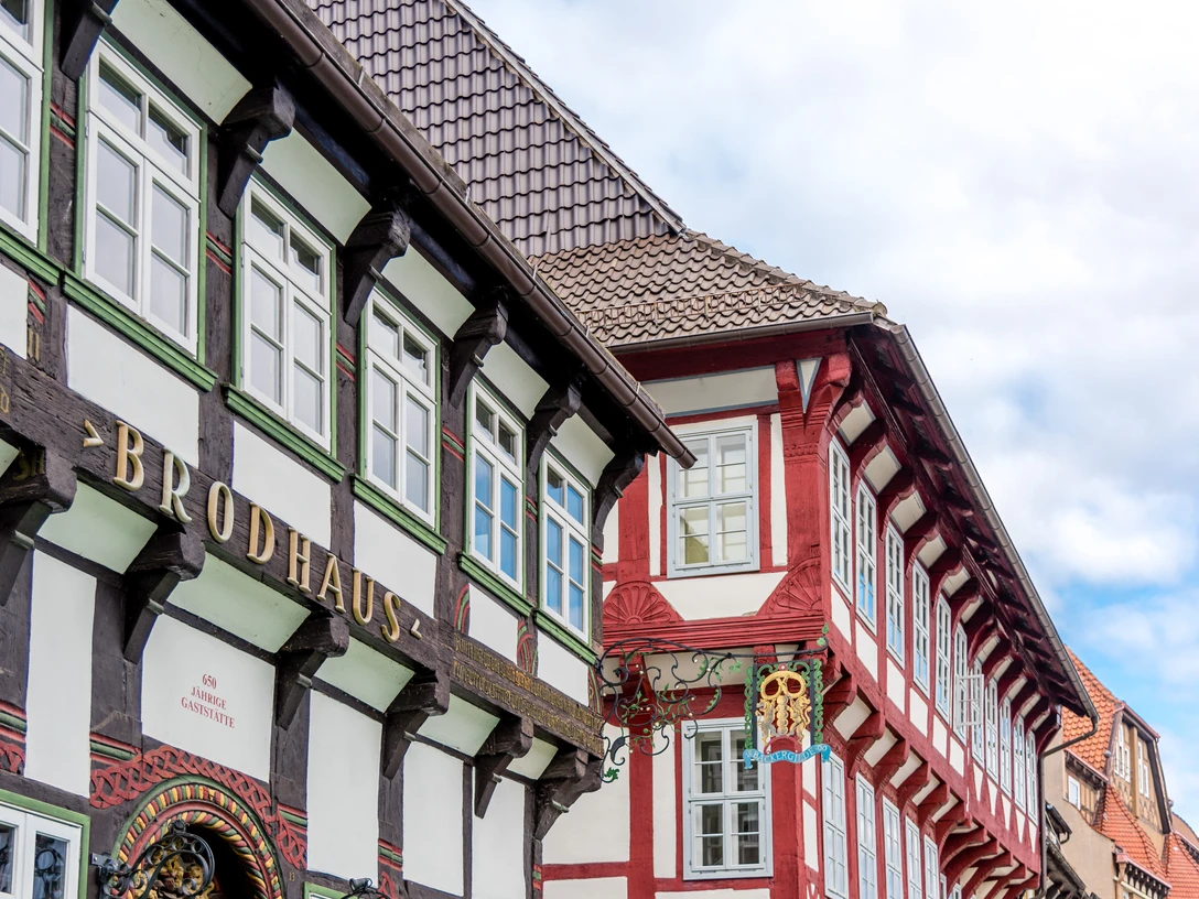 Brodhaus mit Zunftzeichen Das Brodhaus mit dem Zunftzeichen der Bäcker.The Brodhaus with the bakers' guild sign.Brodhaus med bagerlaugets skilt.Het Brodhaus met het bord van het bakkersgilde.