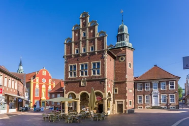 Historisches Rathaus Meppen Backsteingebäude mit Stufengiebel und Uhrturm auf dem Marktplatz von Meppen bei blauem Himmel