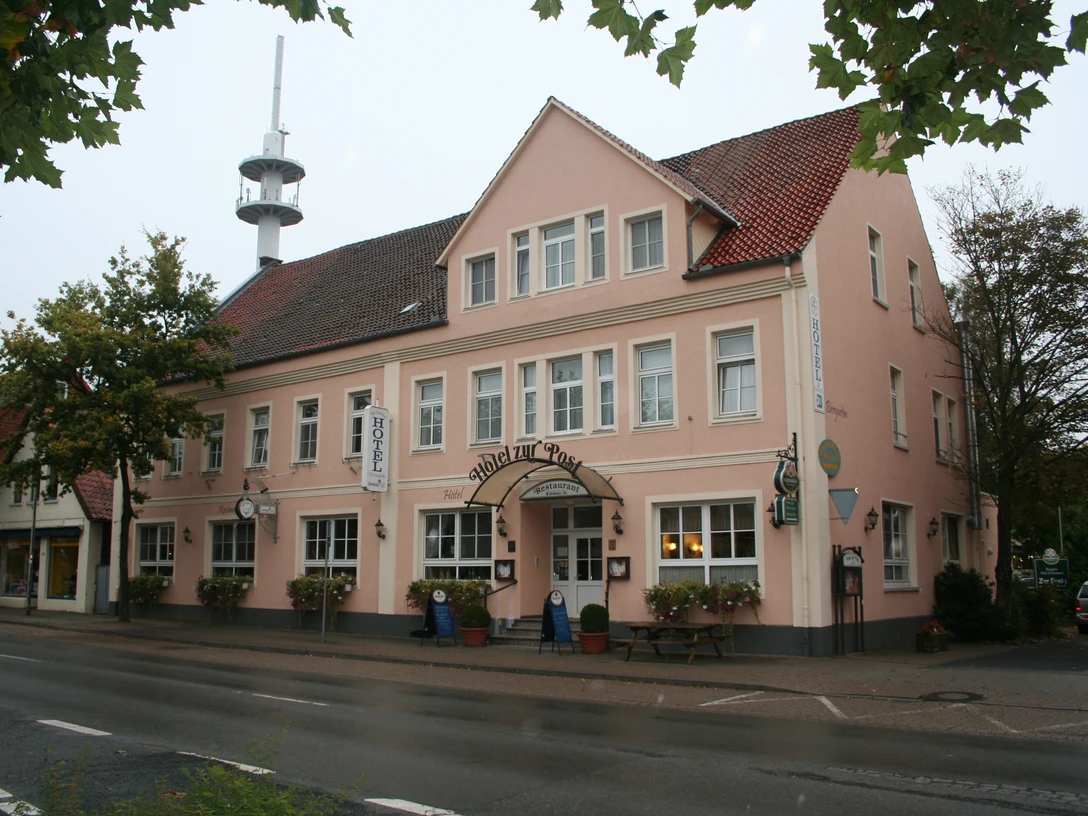 Ein rosafarbenes Gebäude mit traditioneller Fassade und mehreren Fenstern auf zwei Etagen.A pink-colored building with a traditional façade and several windows on two floors.En pinkfarvet bygning med en traditionel facade og flere vinduer i to etager.Een roze gebouw met een traditionele gevel en verschillende ramen op twee verdiepingen.
