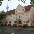 Ein rosafarbenes Gebäude mit traditioneller Fassade und mehreren Fenstern auf zwei Etagen.A pink-colored building with a traditional façade and several windows on two floors.En pinkfarvet bygning med en traditionel facade og flere vinduer i to etager.Een roze gebouw met een traditionele gevel en verschillende ramen op twee verdiepingen.