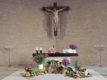Neustädter Kirche St. Marien_Altar und Kreuz neustaedter-kirche-st-marien-altar-und-kreuz