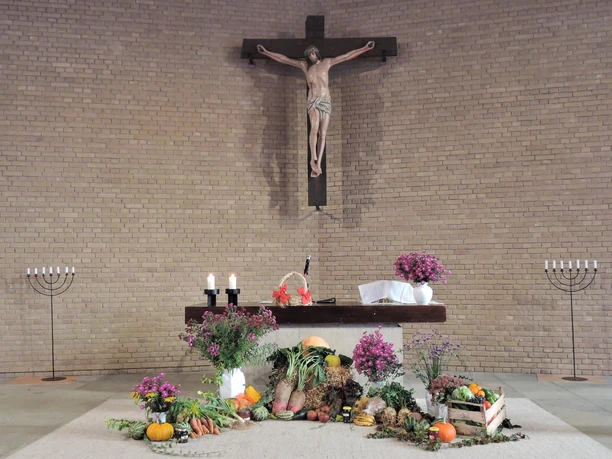 Neustädter Kirche St. Marien_Altar und Kreuz neustaedter-kirche-st-marien-altar-und-kreuz