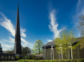 neustaedter-kirche-st-marien_aussenansicht_kirche_und_buerogebaeude