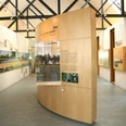 Innenansicht Ems-Infozentrum Moderne Ausstellung mit holzverkleideten Informationstafeln und Modellen zur Ems im Infozentrum.