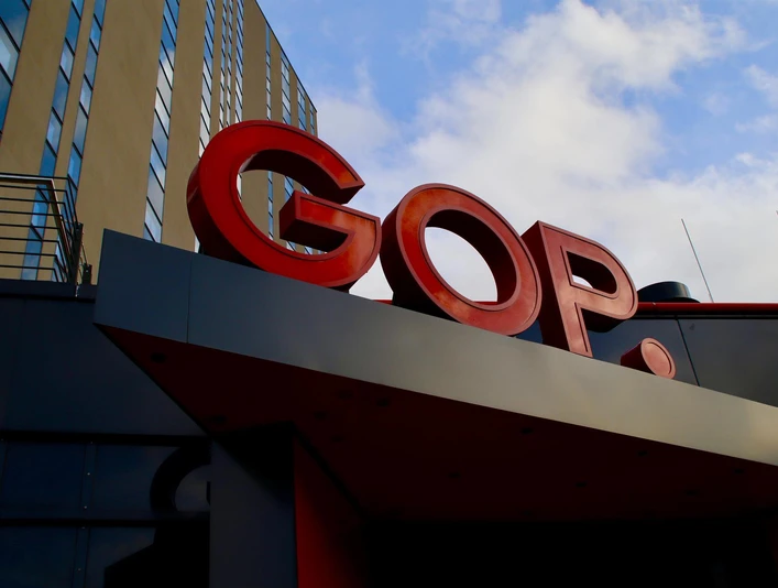 GOP Schriftzug am Eingang