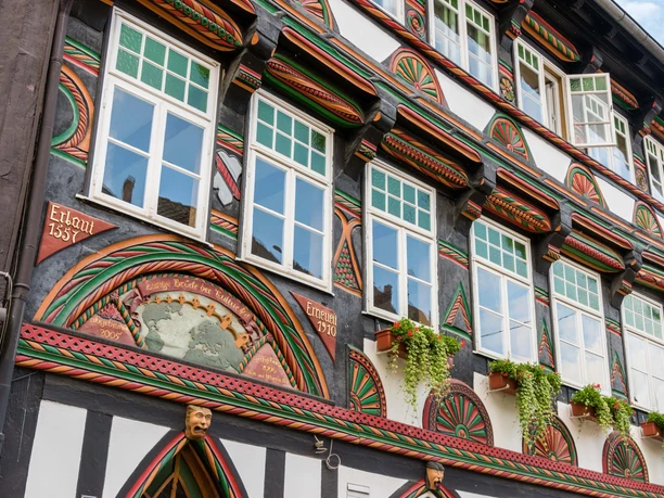 Detailreiches Fachwerk Reich verzierte, bunte Fachwerkfassade mit historischen Holzschnitzereien.