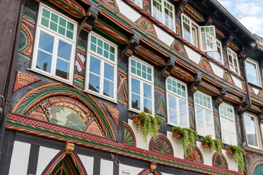 Tangobrücke Reich verzierte, bunte Fachwerkfassade der TangoBrücke mit historischen Holzschnitzereien.