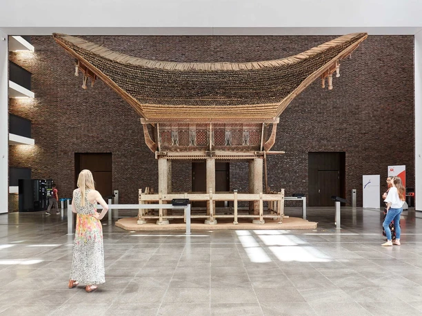 Rautenstrauch-Joest-Museum A traditional Toraja house stands in the light-flooded hall of the Rautenstrauch-Joest Museum.