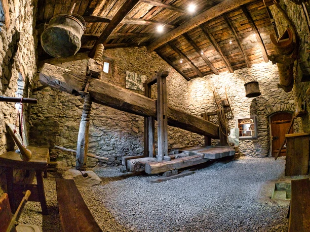 Eine lehrreiche Dorfführung durch das Safrandorf Mund Eine lehrreiche Dorfführung durch das Safrandorf Mund