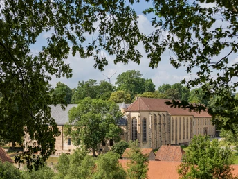 Kloster Dalheim in ländlicher Landschaft, umgeben von Bäumen, mit historischem Gebäudekomplex.