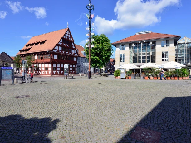 Gifhorn Marktplatz.jpg Marktplatz Gifhorn mit Rathaus und Maibaum