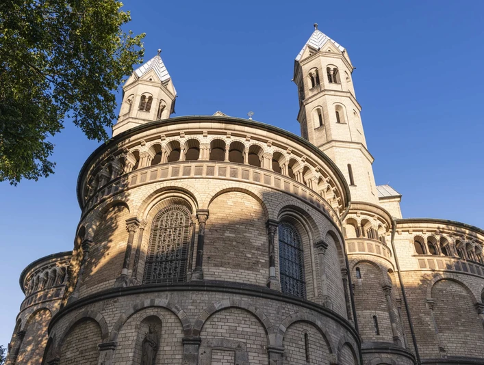 Saint Apostles Die romanische Kirche St. Aposteln in Köln erstrahlt majestätisch im warmen Sonnenlicht.The Romanesque church of St. Aposteln in Cologne shines majestically in the warm sunlight.
