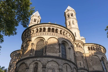 Sankt Aposteln Die romanische Kirche St. Aposteln in Köln erstrahlt majestätisch im warmen Sonnenlicht.