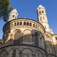 Sankt Aposteln Die romanische Kirche St. Aposteln in Köln erstrahlt majestätisch im warmen Sonnenlicht.The Romanesque church of St. Aposteln in Cologne shines majestically in the warm sunlight.