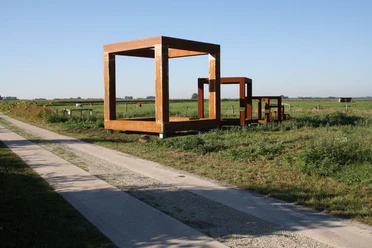 Weg Skulpturenpfad große Eisenwürfel