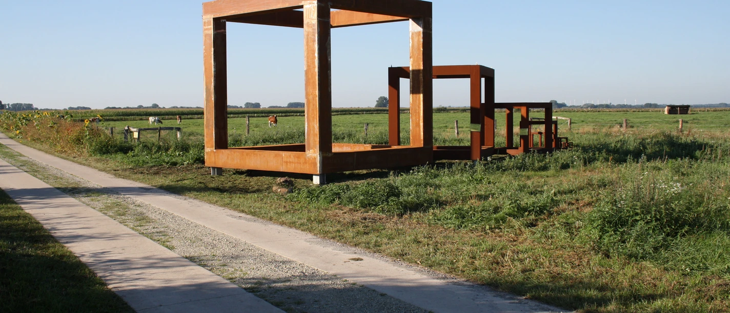 Weg Skulpturenpfad große Eisenwürfel