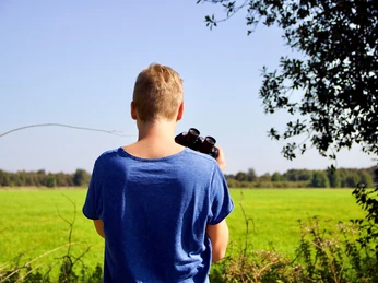 Vogelbeobachtung mit Fernglas