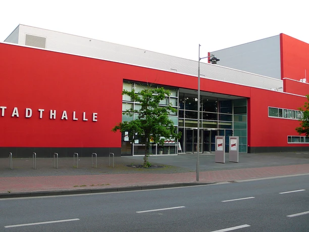 Stadthalle Gifhorn Eingang.JPG Stadthalle Gifhorn Außenansicht Eingangsbereich