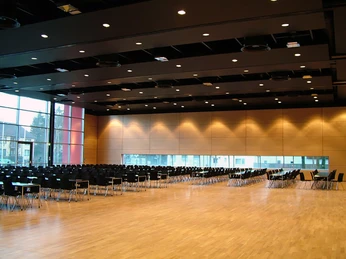 Großer Saal in der Stadthalle Gifhorn mit BestuhlungLarge hall in the Stadthalle Gifhorn with seatingStor sal på rådhuset i Gifhorn med siddepladserGrote zaal in het gemeentehuis van Gifhorn met zitplaatsen