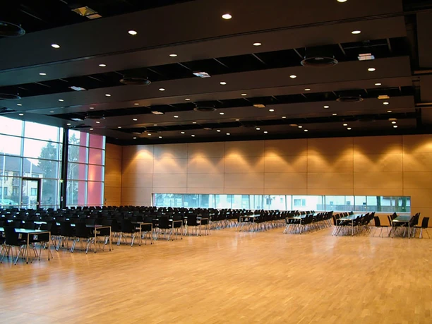 Stadthalle Gifhorn Großer Saal.jpg Großer Saal in der Stadthalle Gifhorn mit Bestuhlung