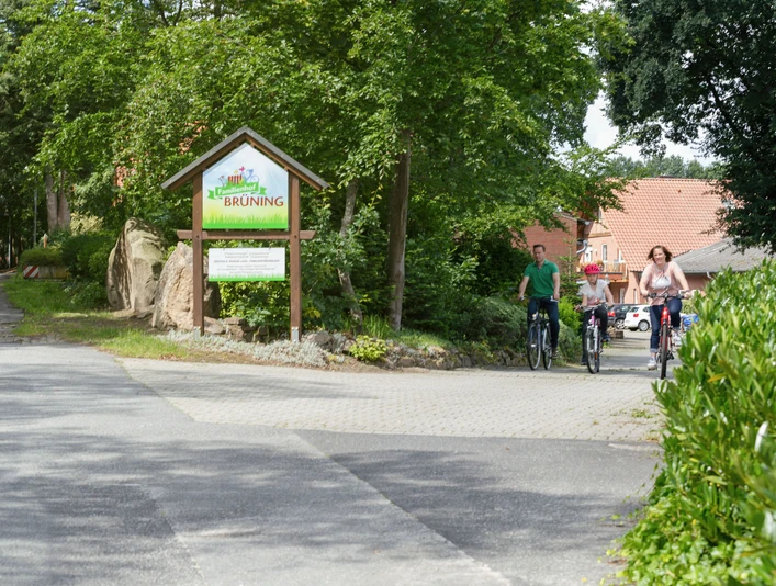 Portraits, Gruppenaufnahmen, Spielplatz, Schnittbilder auf dem Familienhof Brüning am 11.07.2020 in Meppen. Portraits, Gruppenaufnahmen, Spielplatz, Schnittbilder auf dem Familienhof Brüning am 11.07.2020 in Meppen.Portraits, group shots, playground, cutaway pictures at the Brüning family farm on 11.07.2020 in Meppen.Portrætter, gruppebilleder, legeplads, udsnitsbilleder på familien Brünings gård den 11. juli 2020 i Meppen.Portretten, groepsfoto's, speeltuin, uitsnede foto's op de boerderij van de familie Brüning op 11 juli 2020 in Meppen.