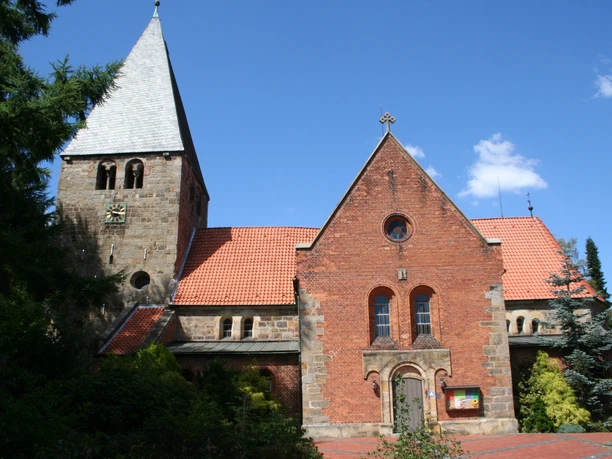 Clemenskirche Marklohe Clemenskirche Marklohe aus Backstein mit markantem, hohem Turm, rotem Dach und kleinen Fenstern.
