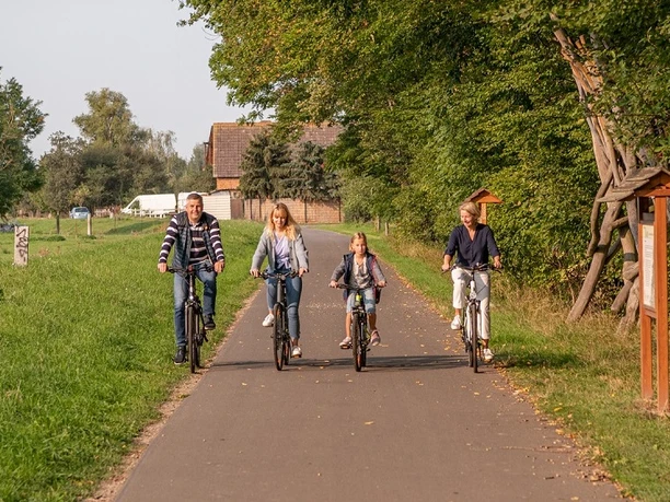 radfahren_elsterradweg_familie_tour.jpg