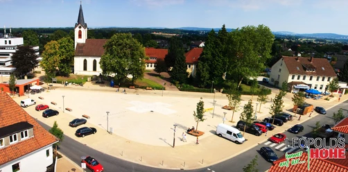 Marktplatz Leopoldshöhe Luftbild des weitläufigen Marktplatzes von Leopoldshöhe mit Kirche, Gebäuden und Autos.