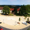 Marktplatz Leopoldshöhe Luftbild des weitläufigen Marktplatzes von Leopoldshöhe mit Kirche, Gebäuden und Autos.