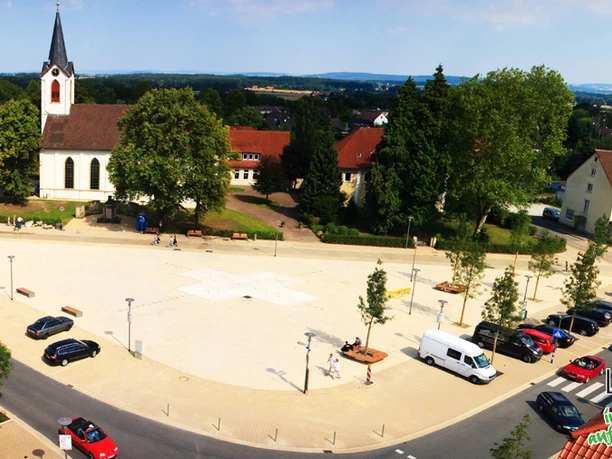 Marktplatz Leopoldshöhe Luftbild des weitläufigen Marktplatzes von Leopoldshöhe mit Kirche, Gebäuden und Autos.