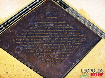 Marktplatz Leopoldshöhe Gedenktafel Gedenktafel aus Metall mit Inschrift über den historischen Kirchenbau auf dem Marktplatz Leopoldshöhe.