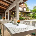Landhotel Der Schwallenhof: Terrasse Weiß gedeckte Tische mit Kerzen und Blumen auf einer überdachten Terrasse mit Blick ins Grüne.