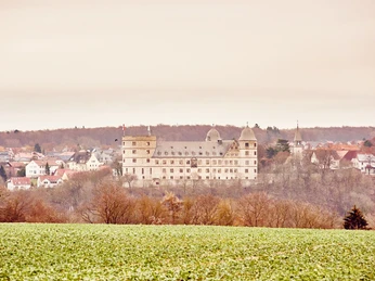 DJH Jugendherberge Wewelsburg - Außenansicht Die Jugendherberge Wewelsburg thront imposant auf einem Hügel, umgeben von grünen Feldern.