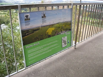 Panoramatafel auf der Aussichtsplattform Panoramatafel auf Plattform zeigt beschriftete Landschaft und Fernsicht in ländliches Gebiet.
