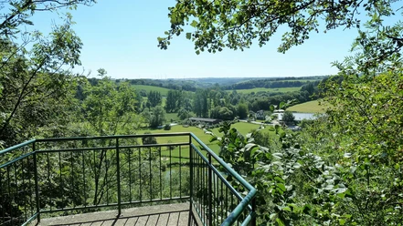 Blick vom Teufelstein über das Altenautal Aussichtspunkt mit Geländer überblickt grünes Altenautal, umgeben von Bäumen und sanften Hügeln.