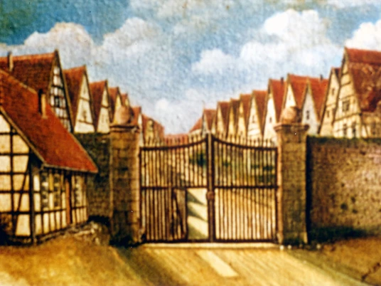 Historische Fachwerkhäuser in einer gepflasterten Gasse, flankiert von einem imposanten Tor.