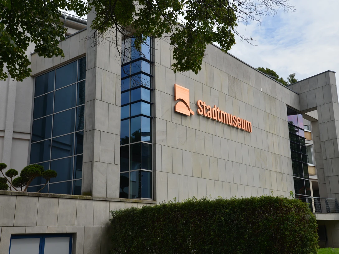Stadtmuseum Paderborn Modernes Gebäude des Stadtmuseums Paderborn mit großen Glasfenstern und gepflegter Umgebung.