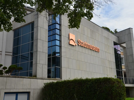 Stadtmuseum Paderborn Modernes Gebäude des Stadtmuseums Paderborn mit großen Glasfenstern und gepflegter Umgebung.