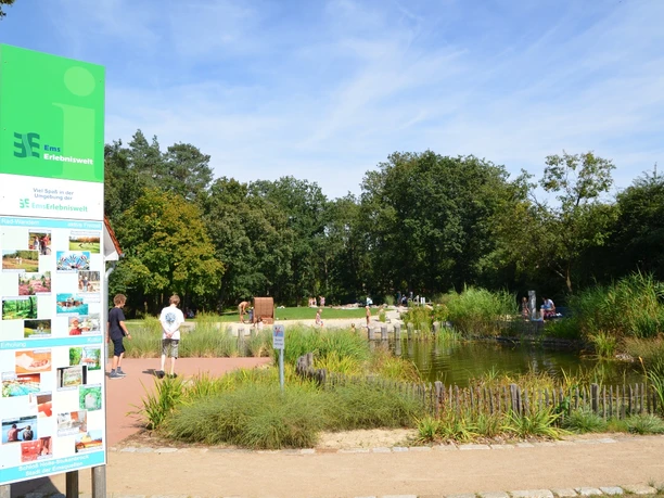 Große botanische Vielfalt im Erlebnisgarten mit beschilderten Wegen, Teichlandschaft und Besuchergruppen.