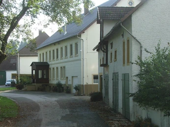 Gut Stapelage Gut Stapelage mit seinen historischen Gebäuden liegt umgeben von viel Grün in ländlicher Umgebung.