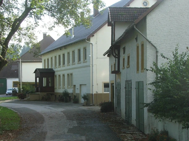 Gut Stapelage Gut Stapelage mit seinen historischen Gebäuden liegt umgeben von viel Grün in ländlicher Umgebung.