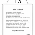 Eine weiße Infotafel mit der Nummer 13 präsentiert ein Gedicht von Helga Feuerabend.
