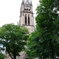 Christuskirche Neugotische Christuskirche umgeben von Bäumen, markanter Turm und grüne Parkanlage.