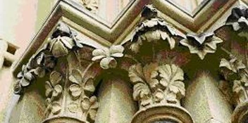 CK Ornamente Steinornamente mit floralen Motiven verzieren architektonische Details eines Gebäudes.