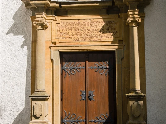 Haupteingang Kirche St. Antonius zu Padua in Bad Wünnenberg Eingangsportal der Kirche St. Antonius zu Padua in Bad Wünnenberg mit aufwendig geschnitzten Türen.