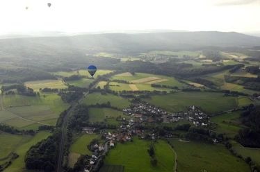 Ballonfahrt über Langeland bei Bad Driburg Vogelperspektive über Langeland mit Heißluftballonfahrt.