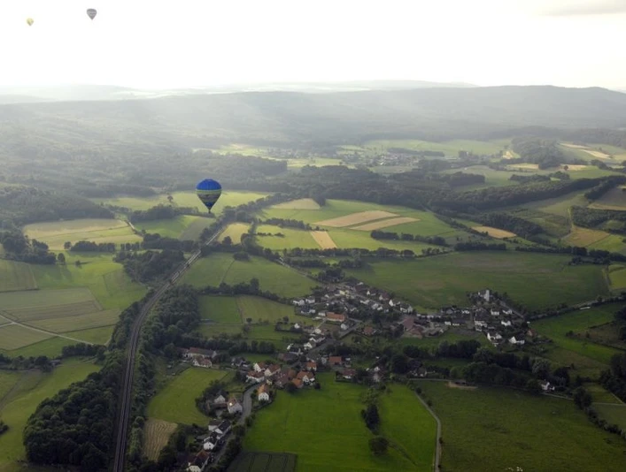 Ballonfahrt über Langeland bei Bad Driburg Vogelperspektive über Langeland mit Heißluftballonfahrt.