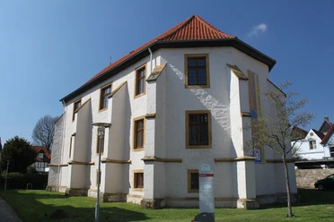 Stadtarchiv Lemgo Stadtarchiv Lemgo, historisches Gebäude mit weißem Putz und rotem Dach, Fenster mit Steineinfassungen.